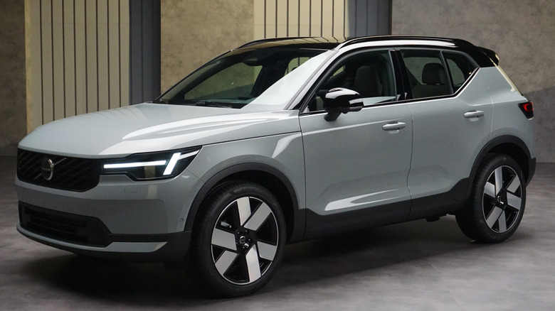 2028 Volvo XC40 front 3/4 view