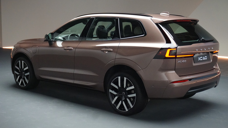 2028 Volvo XC60 T8 rear 3/4 view