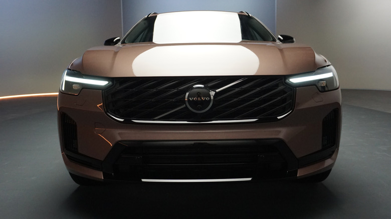 2028 Volvo XC60 T8 front end