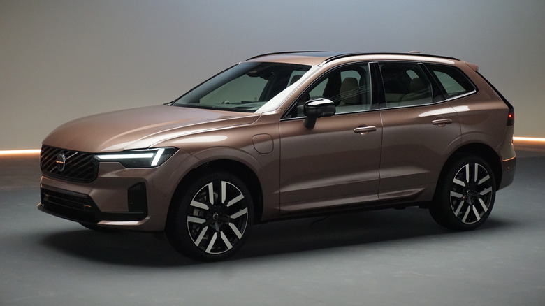 2028 Volvo XC60 T8 front 3/4 view