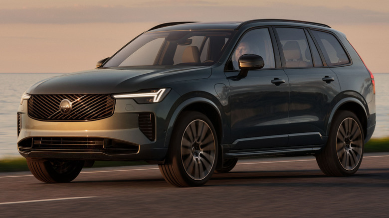 2028 Volvo XC90 T8 front 3/4 view