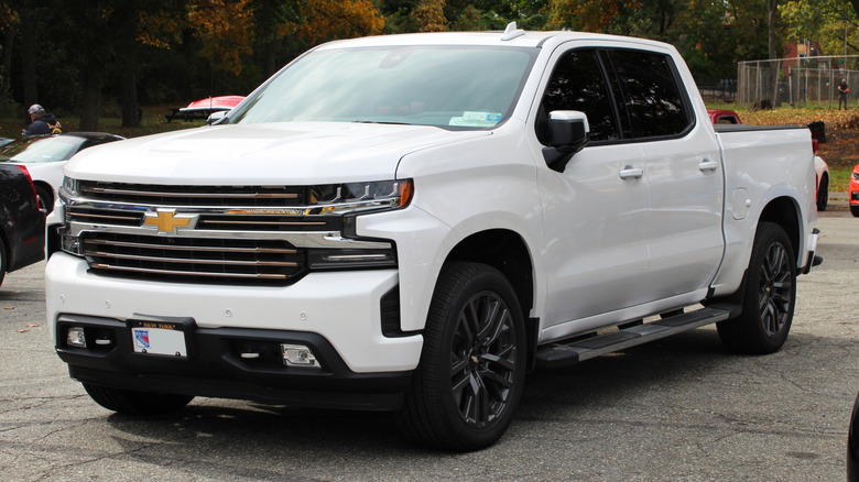 Front 3/4 static shot of a white 2020 Chevrolet Silverado 1500 High Country