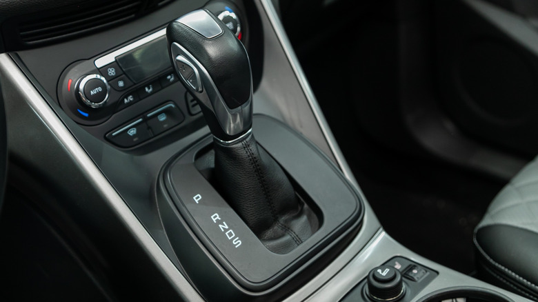 A car's halfway console pinch nan cogwheel displacement successful park.