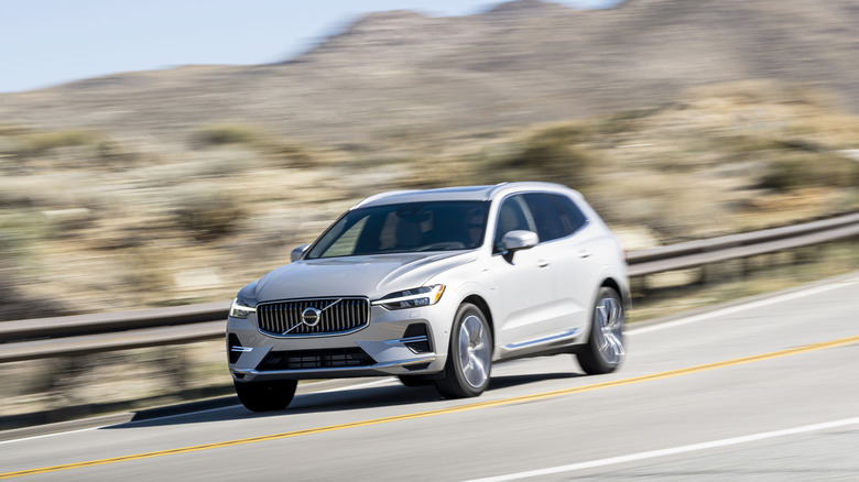 A gray Volvo XC60 Recharge takes a mountain curve.