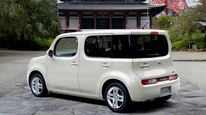 A view showing the curved section of a Nissan Cube's rear window