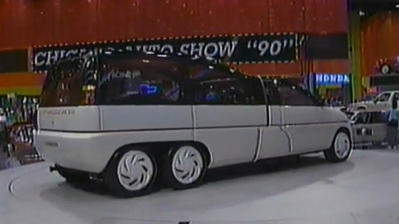 The silver Plymouth Voyager III Concept at the 1990 Chicago Auto Show