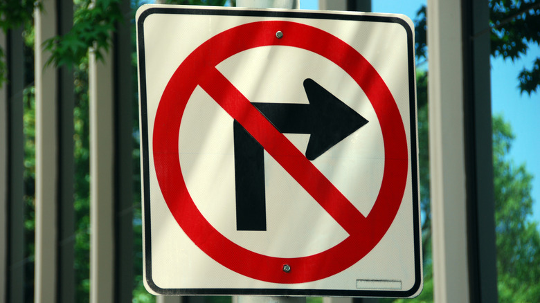 A sign indicating it's prohibited to turn right while the light is red