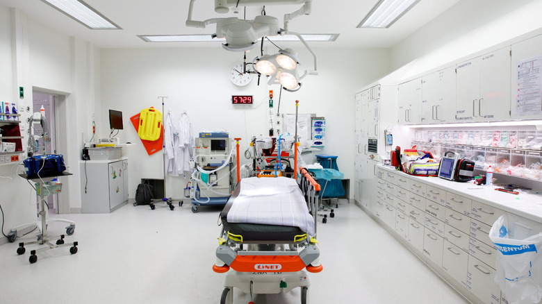 A clean emergency room with medical equipment.