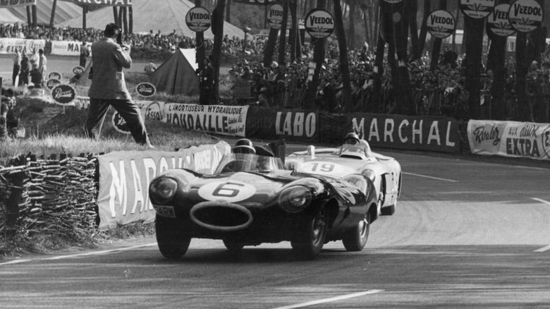 Mike Hawthorn in the #6 Jaguar leading Juan Manuel Fangio in the #19 Mercedes at the 1955 Le Mans race
