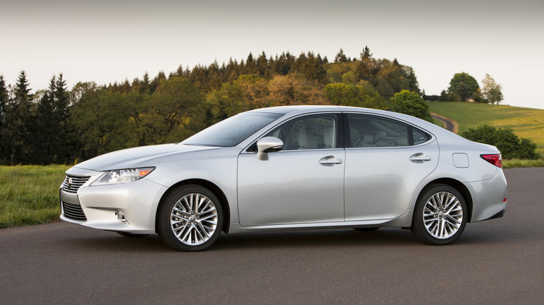 Front 3/4 view of a silver 2015 Lexus ES 350.