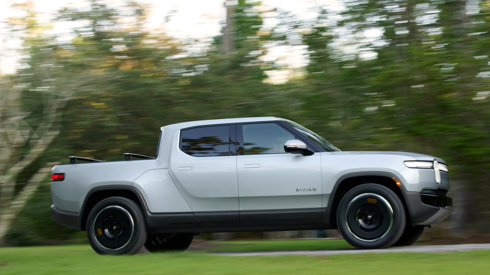 Rivian R1T na 4 silnikach z 1025 KM wyprzedza 5 supersamochodów do 100 km/h