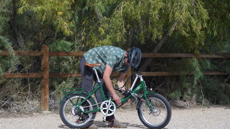 Man unfolding a Blix Vika+ Flex folding e-bike