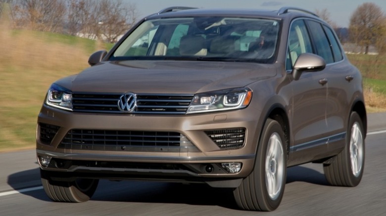 Front shot of a brown 2016 Volkswagen Touareg