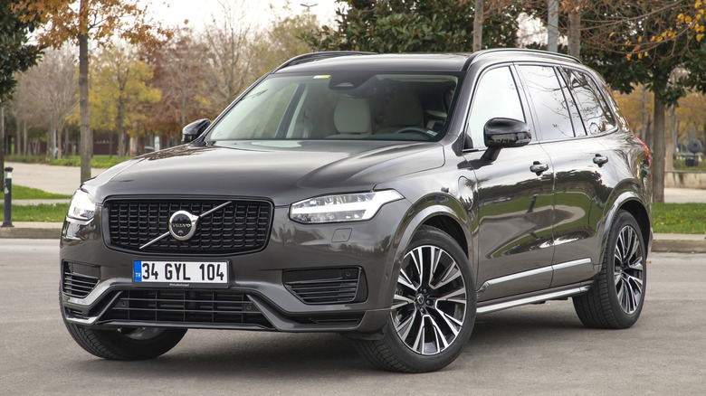 The front-left 3/4 of a gray 2023 Volvo XC90