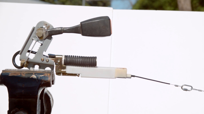 A working mechanism of a seat belt pre-tensioner