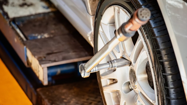 Tightening a lug nut with a torque wrench