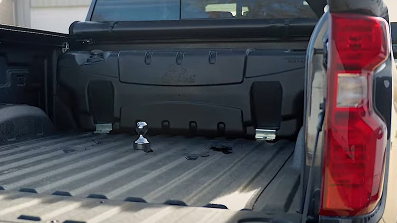 Gooseneck hitch in pickup truck bed