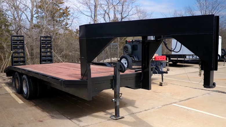 Gooseneck flatbed trailer