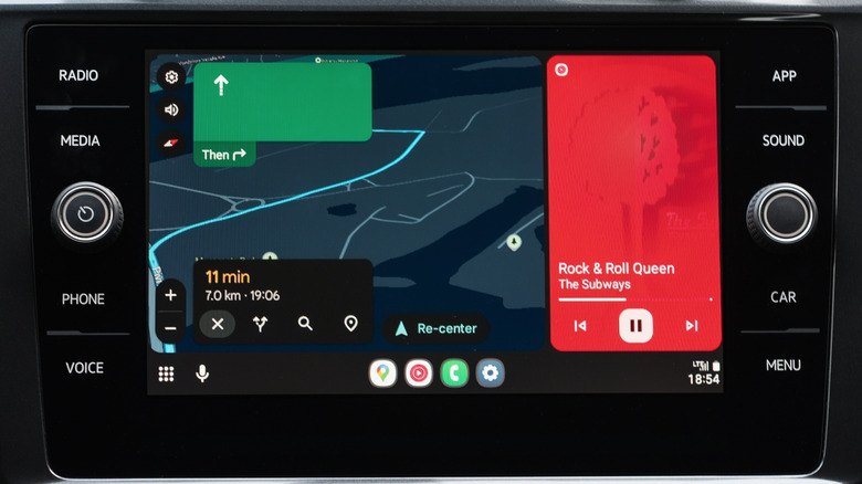 The split map-media layout in the Android Auto interface.