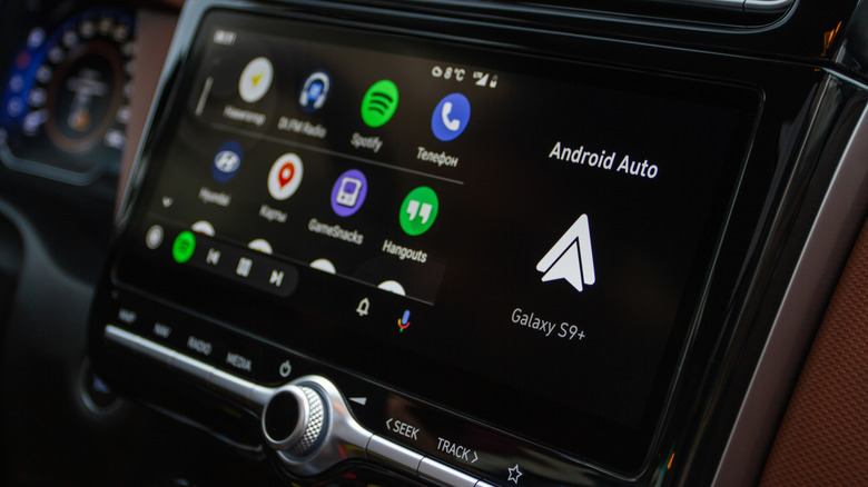 The Android Auto interface with Night mode enabled on a car's infotainment screen.