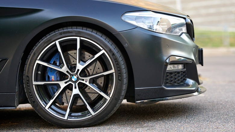 BMW M5 pinch Michelin Pilot Sport 4S tires.