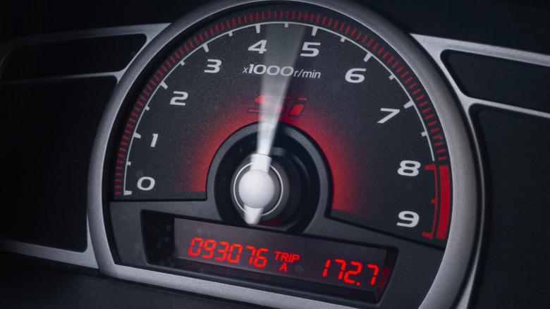 Tachometer of a Honda Civic Si while in use
