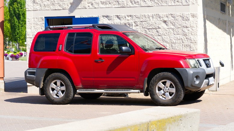 Nissan Xterra parled on a driveaway