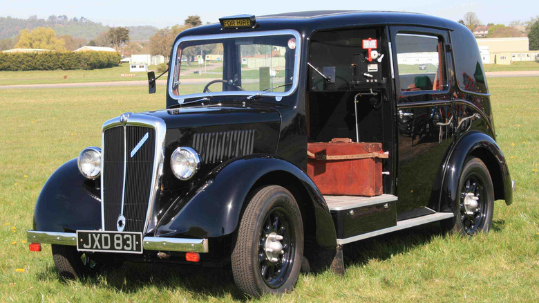 A black Nuffield Oxford Series 1 London taxi
