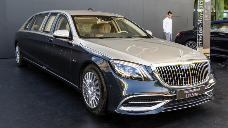Front 3/4 view of a Mercedes-Maybach S 650 Pullman