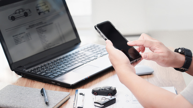 Someone doing car research online