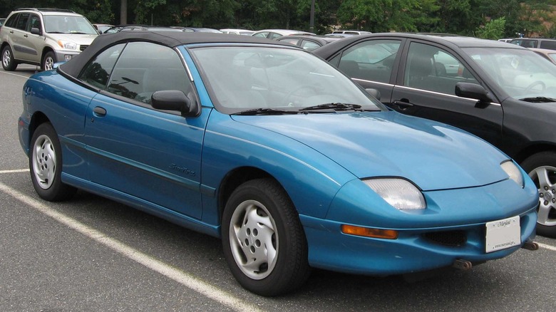 Front three-quarter view of a blue Pontiac Sunfire Convertible.