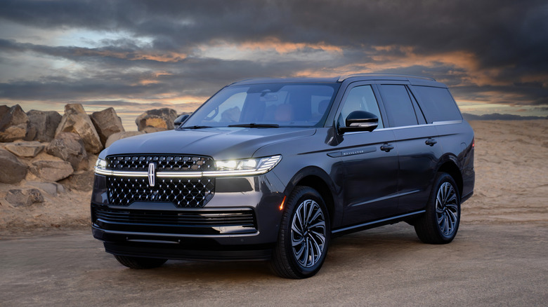 2025 Lincoln Navigator front 3/4 view