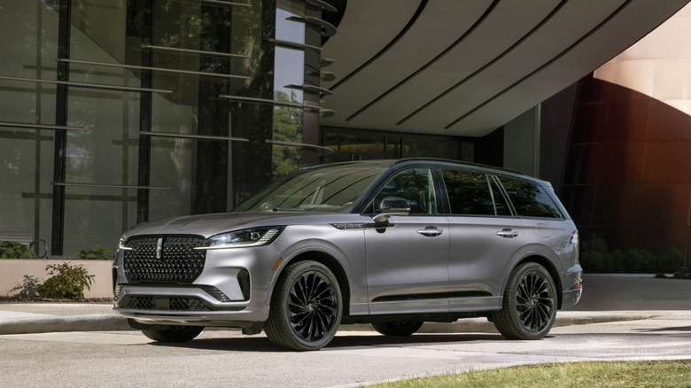 2025 Lincoln Aviator front 3/4 view