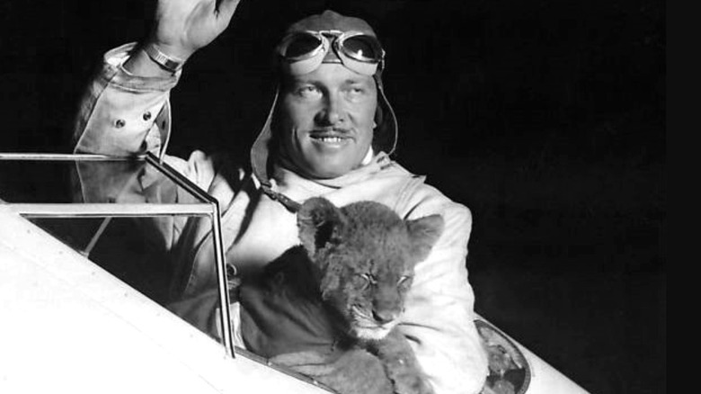 Roscoe Turner with Gilmore the lion in a stunt plane