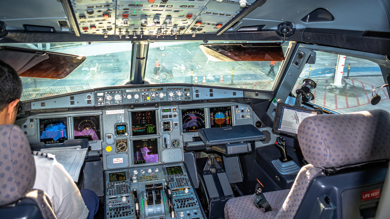 Cockpit of the Airbus A320 registration PR-MZH operated by LATAM Airlines.