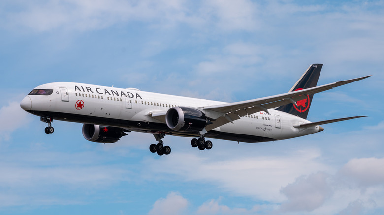 Air Canada Boeing 787-9 Dreamliner C-FRSR on approach to Frankfurt airport in Germany