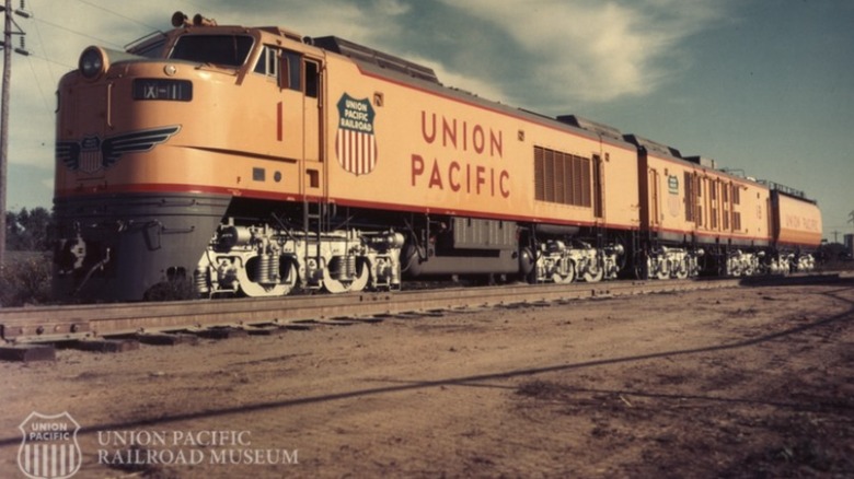 A GTEL gas turbine-electric locomotive