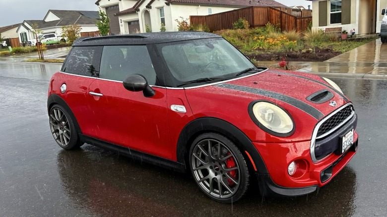 2015 Mini Cooper S Front Three-Quarter View Image