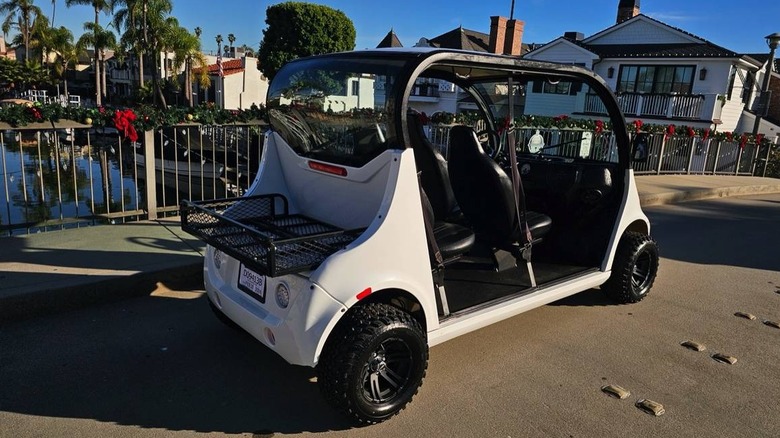 2019 GEM E4 NEV rear three-quarter image