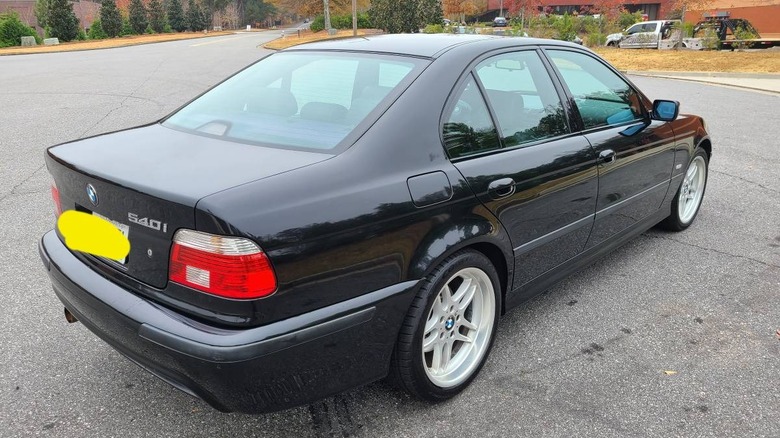 2003 BMW 540i M-Sport rear three-quarter image