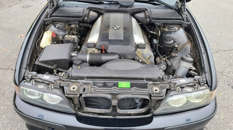 2003 BMW 540i M-Sport engine compartment image