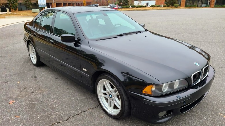 2003 BMW 540i M-Sport front three-quarter image