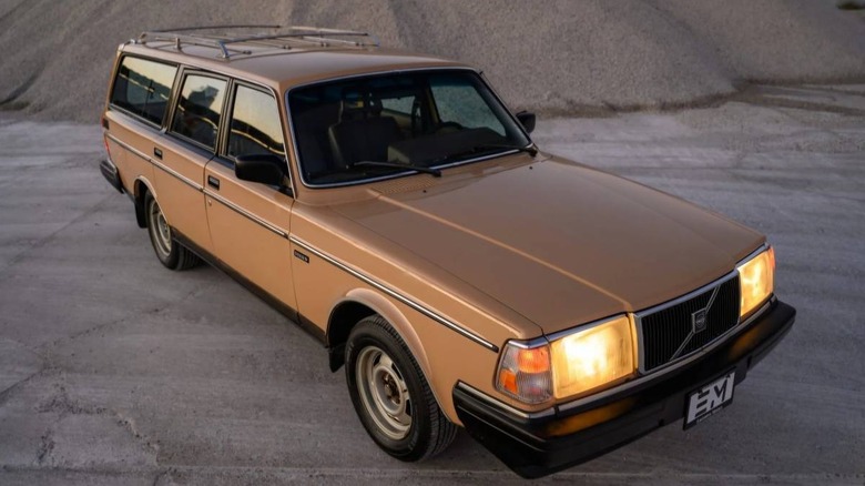 1986 Volvo 240 DL Wagon front three-quarter image