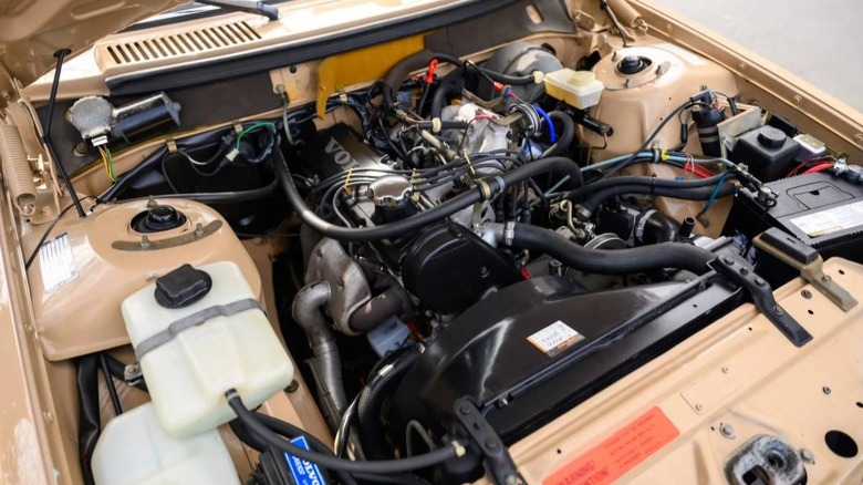 1986 Volvo 240 DL Wagon engine compartment image