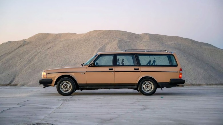1986 Volvo 240 DL Wagon full driver's side image