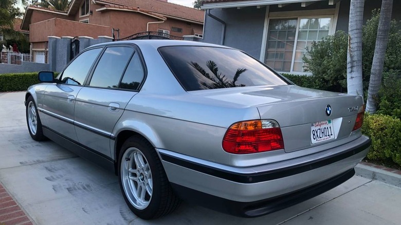 2000 BMW 740i Sport rear three-quarter image