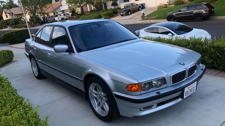2000 BMW 740i Sport front right side image