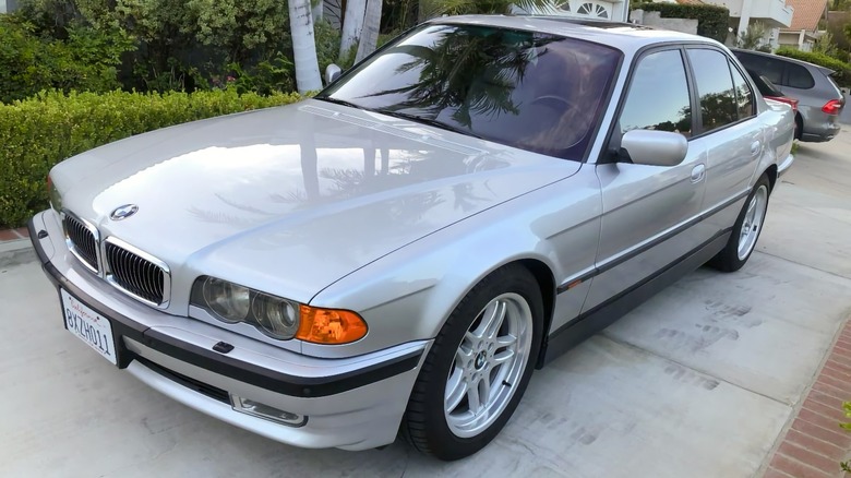 2000 BMW 740i Sport front three-quarter image