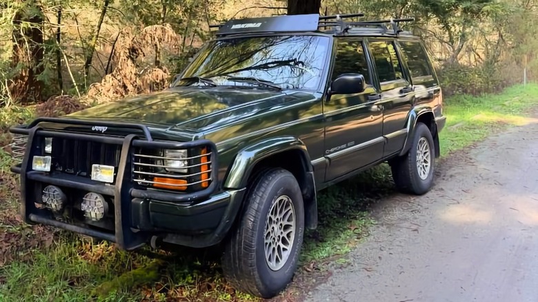 1997 Jeep Cherokee Up-Country front three-quarter image