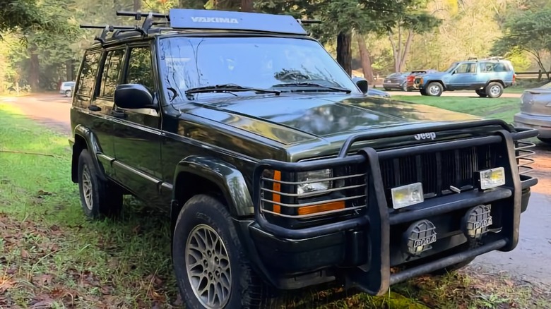 1997 Jeep Cherokee Up-Country front three-quarter image